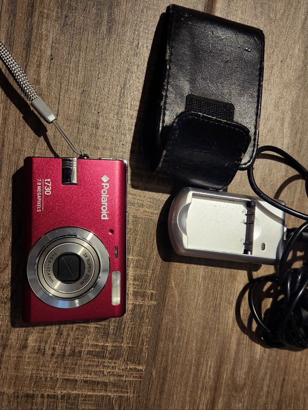 Polaroid Red Compact Digital Camera t730
